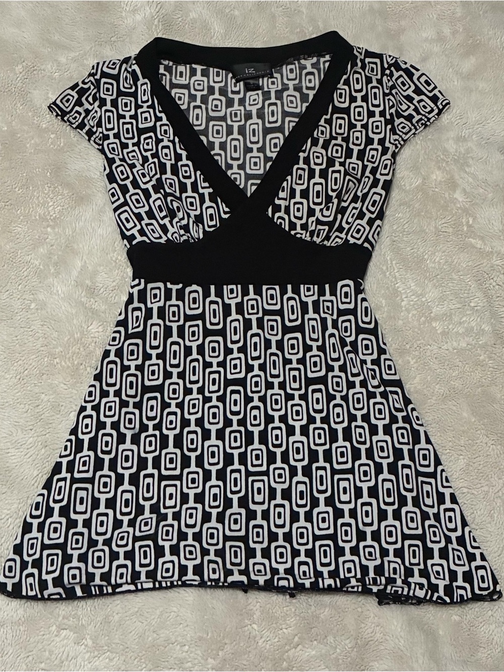 Black & White Geometric V-Neck Top